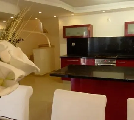Izmir Cesme'de Ozel Havuzlu Haftalik Kiralik Luks Tatil Villasi 别墅