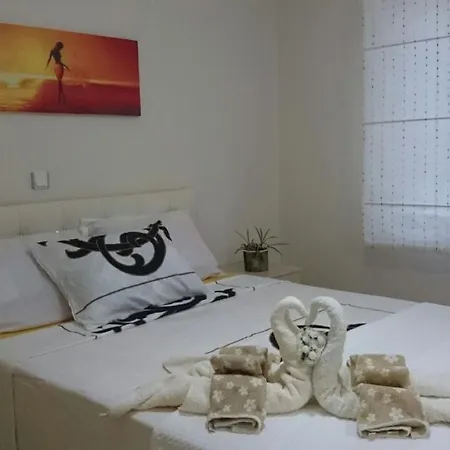 Izmir Cesme'de Ozel Havuzlu Haftalik Kiralik Luks Tatil Villasi 别墅
