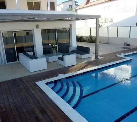 Izmir Cesme'de Ozel Havuzlu Haftalik Kiralik Luks Tatil Villasi Çeşme